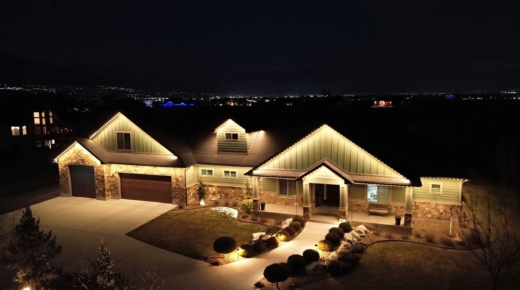 TruLight permanent lighting in warm white on a home (TruLight network scene)